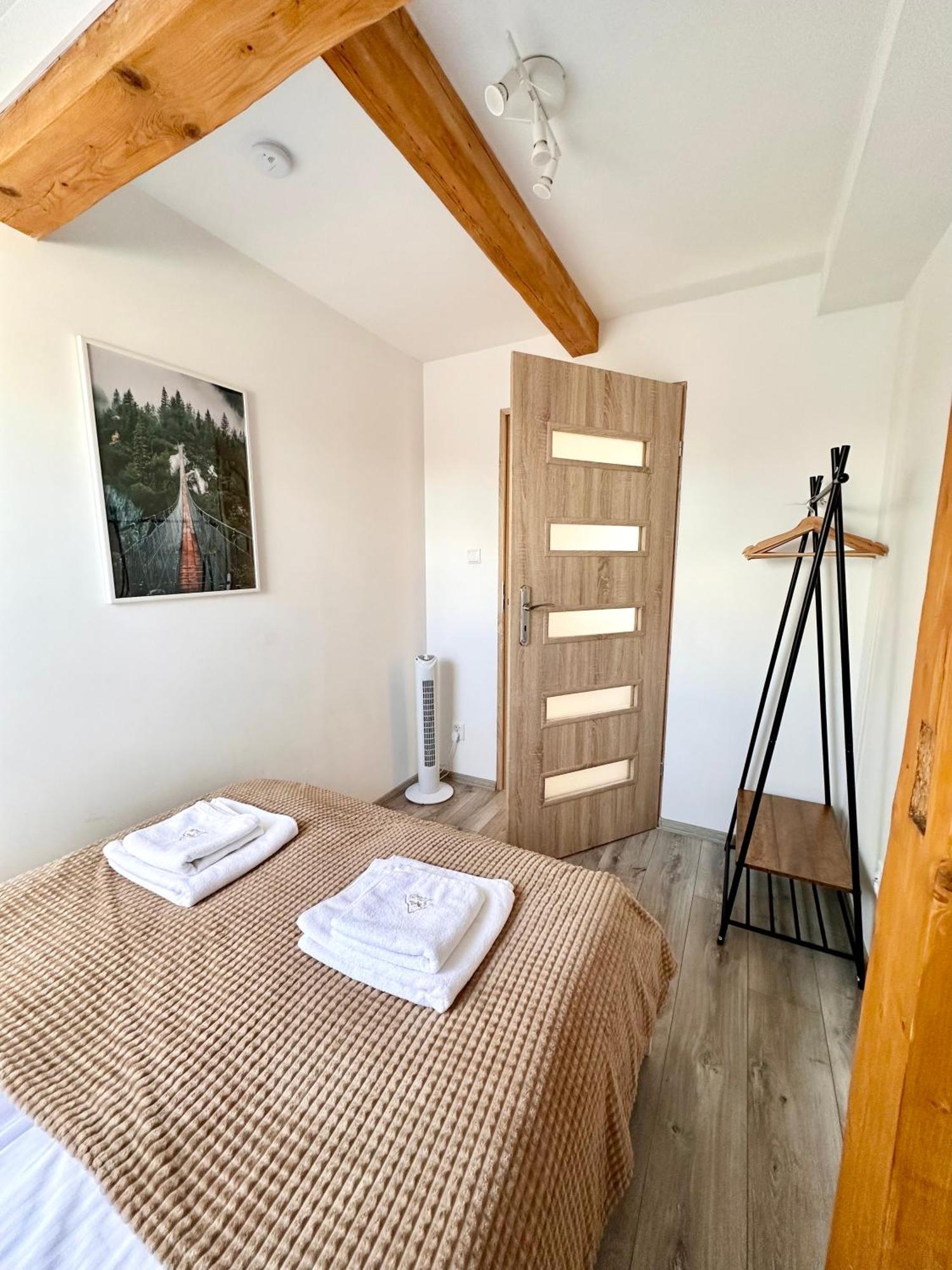 Klimatyczny Apartament Nr 8 Z Widokiem Na Gory Sowie ビエラバ エクステリア 写真