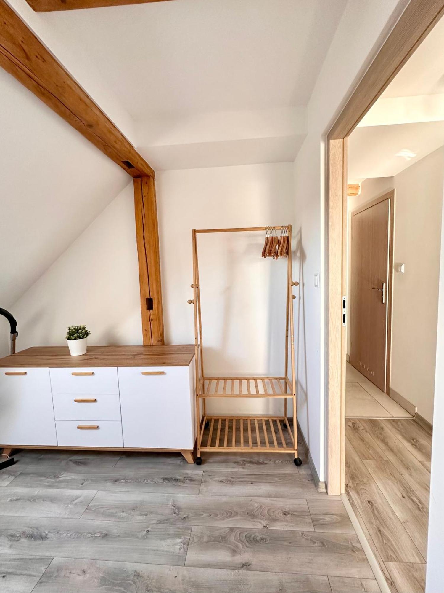 Klimatyczny Apartament Nr 8 Z Widokiem Na Gory Sowie ビエラバ エクステリア 写真